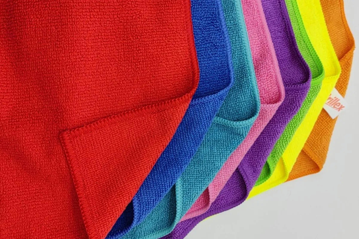 Acquisti di accappatoi: guida ai tessuti più performanti per comfort e durata in ogni stagione