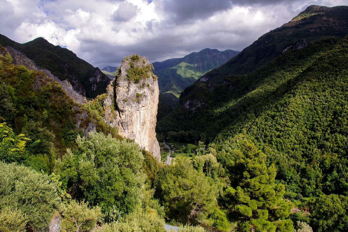 Un borgo calabrese tra monti e mare si mostra a pochi chilometri dal Parco del Pollino