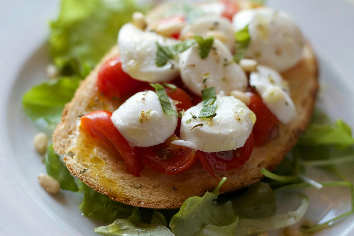 Le bruschette con burrata: il comfort food ideale per tutti i momenti gourmet
