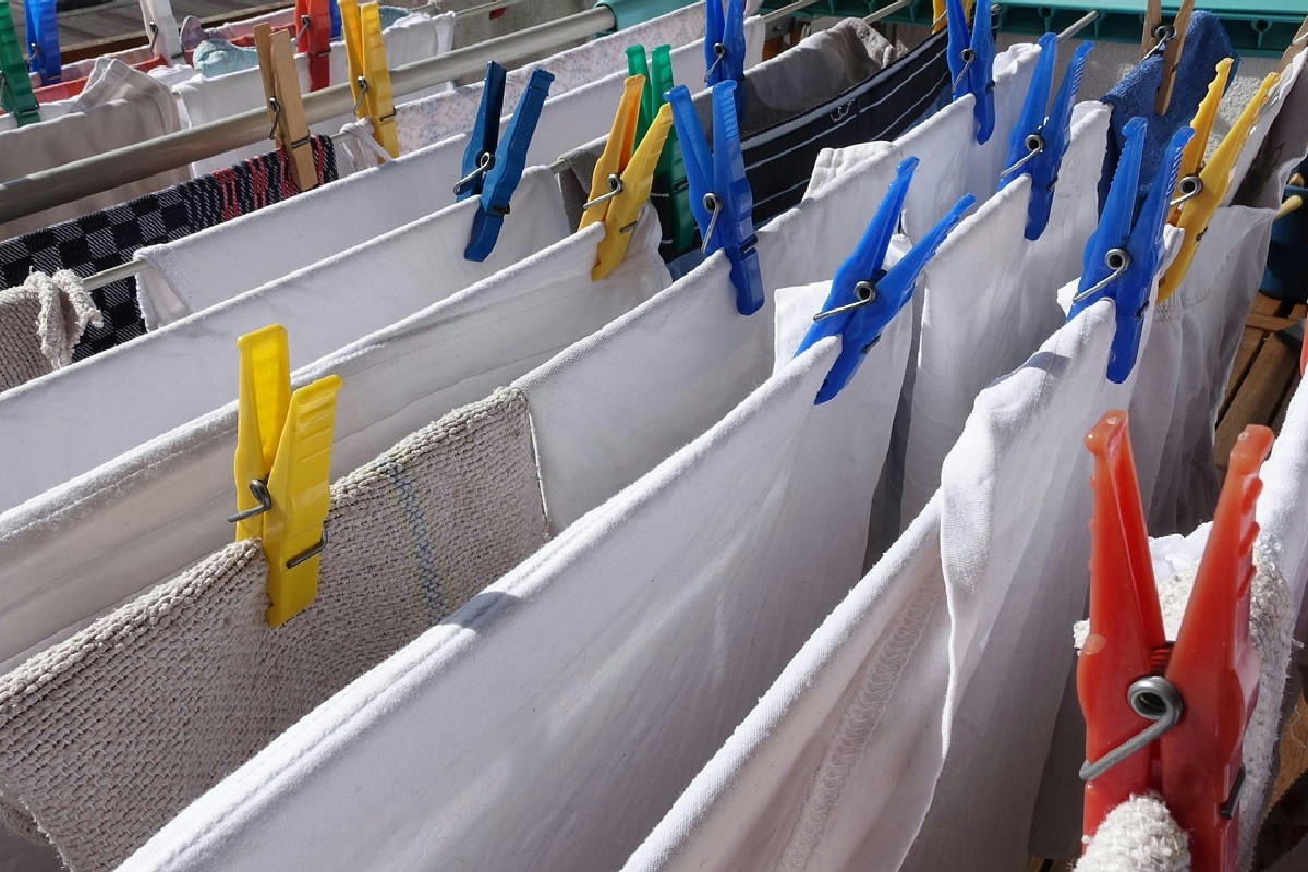 Cosa succede davvero al bucato e all’ambiente quando il freddo gela i panni in casa