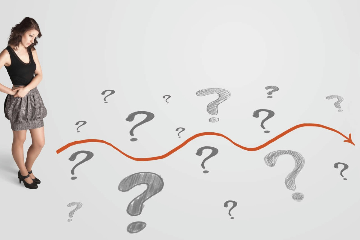 Cinque modi in cui il linguaggio rivela la pressione invisibile di dover essere sempre felici nella mente