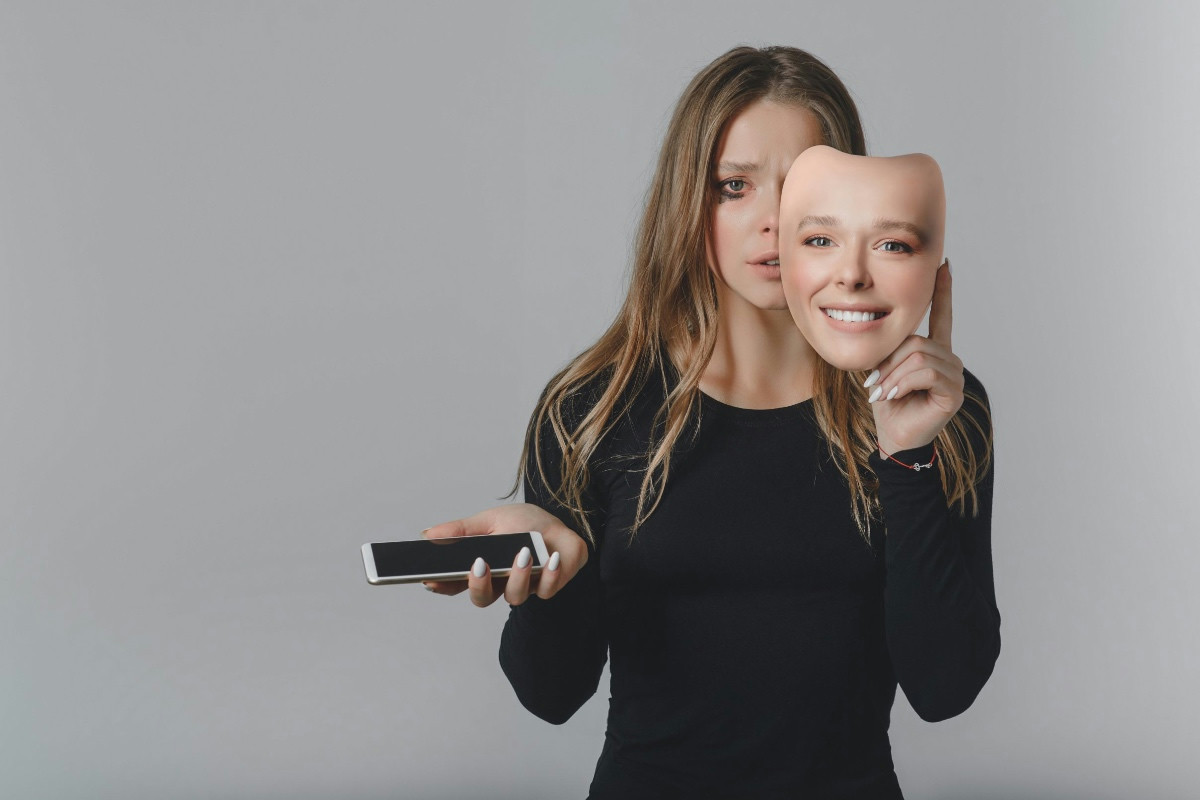 Cinque modi in cui il linguaggio rivela la pressione invisibile di dover essere sempre felici nella mente