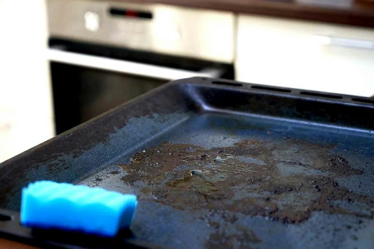 Liberare la teglia dal grasso bruciato con metodi semplici e senza prodotti aggressivi