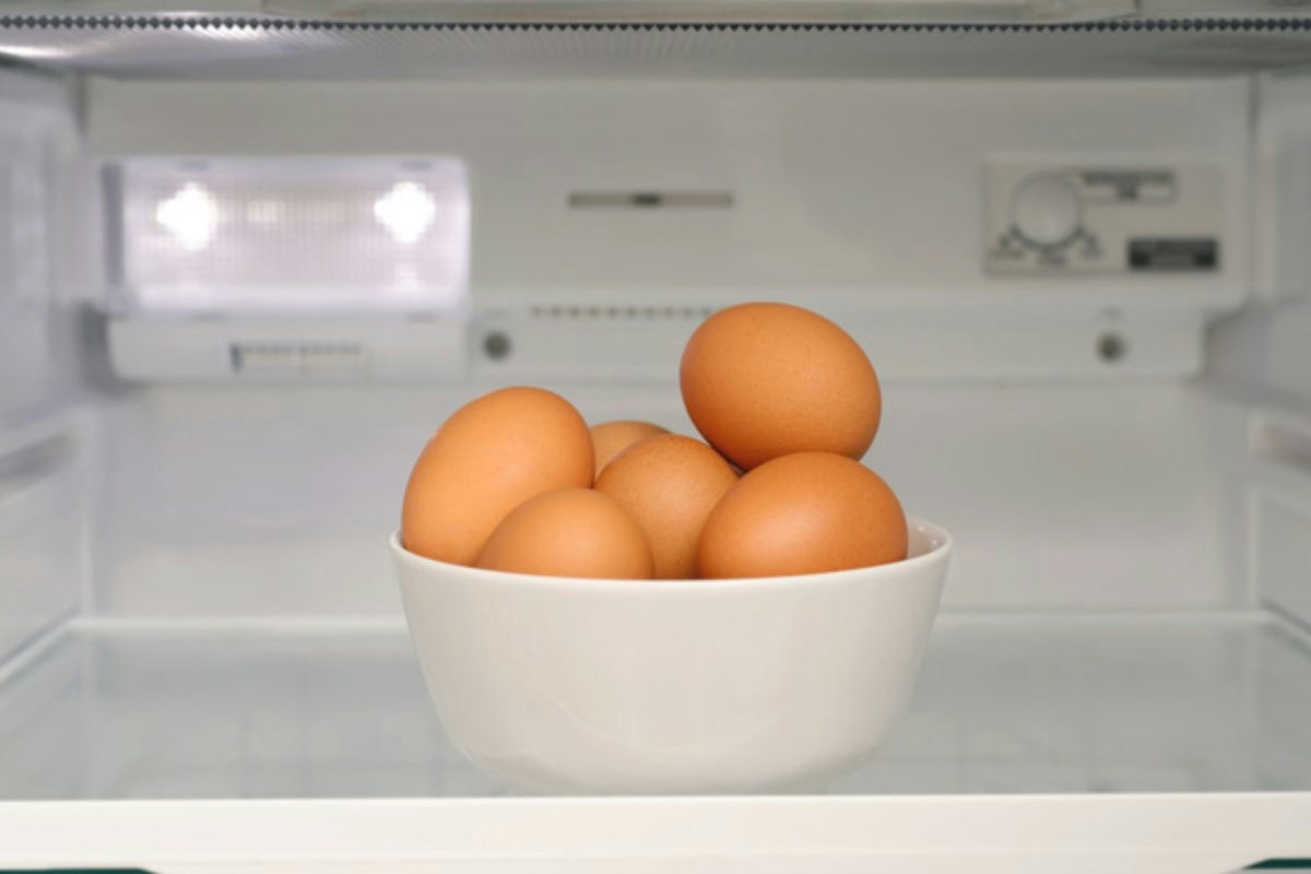 Mettere le uova nello sportello del frigorifero riduce la loro freschezza prima del previsto, ecco perché evitarlo