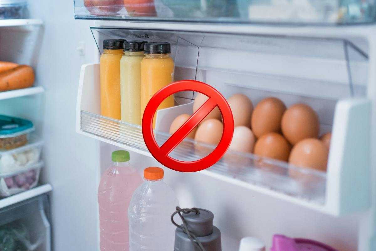 Mettere le uova nello sportello del frigorifero riduce la loro freschezza prima del previsto, ecco perché evitarlo