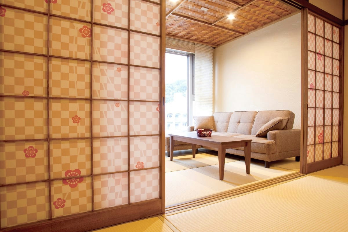 Pensili in vetro fumé e porte Shoji: l’eleganza giapponese che completa l’arredo moderno