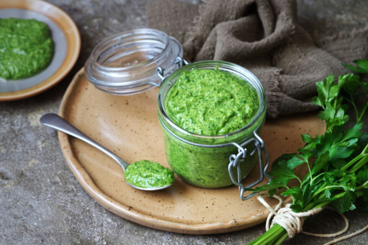Ricetta perfetta per una salsa verde leggera senza l’uso di uova fresche in cucina