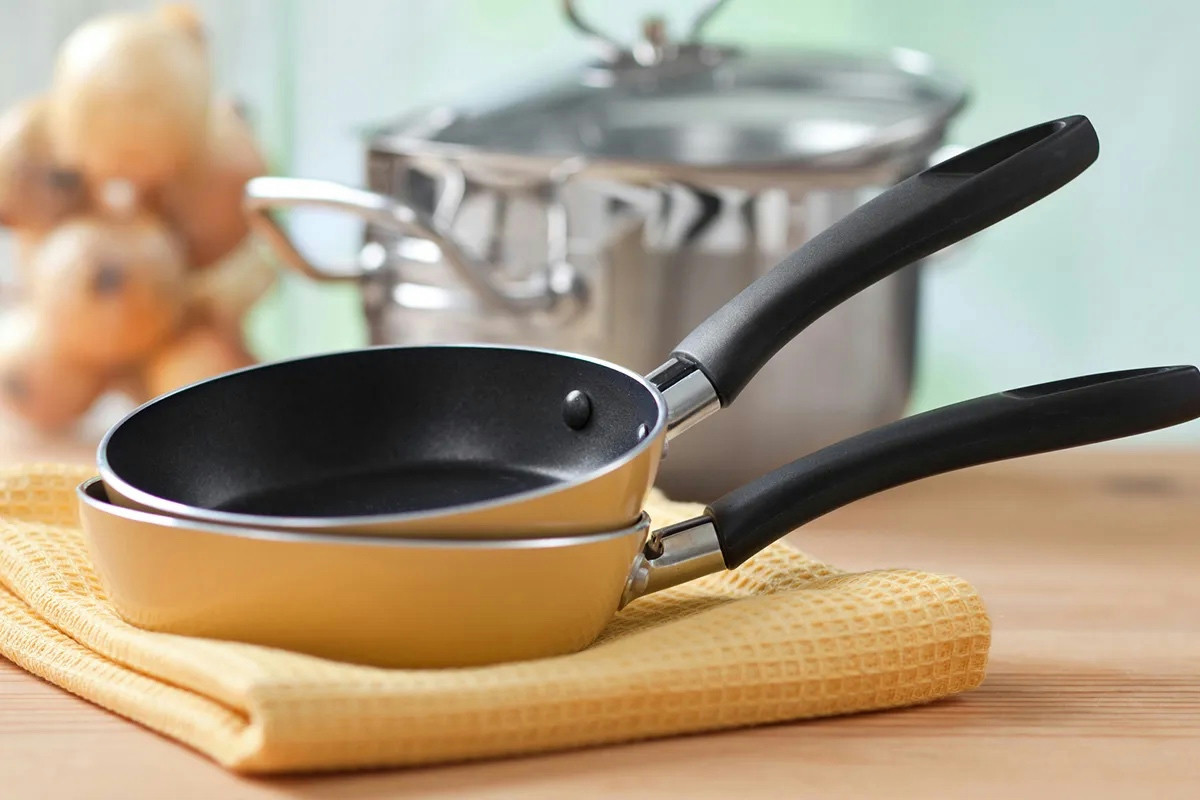 Il trucco per far brillare come nuove le padelle antiaderenti in pochi minuti