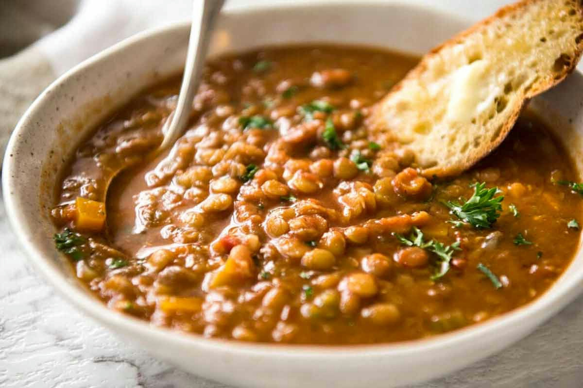 Varianti vellutate di zuppa di lenticchie: comfort food ricco e avvolgente per tutto l’anno